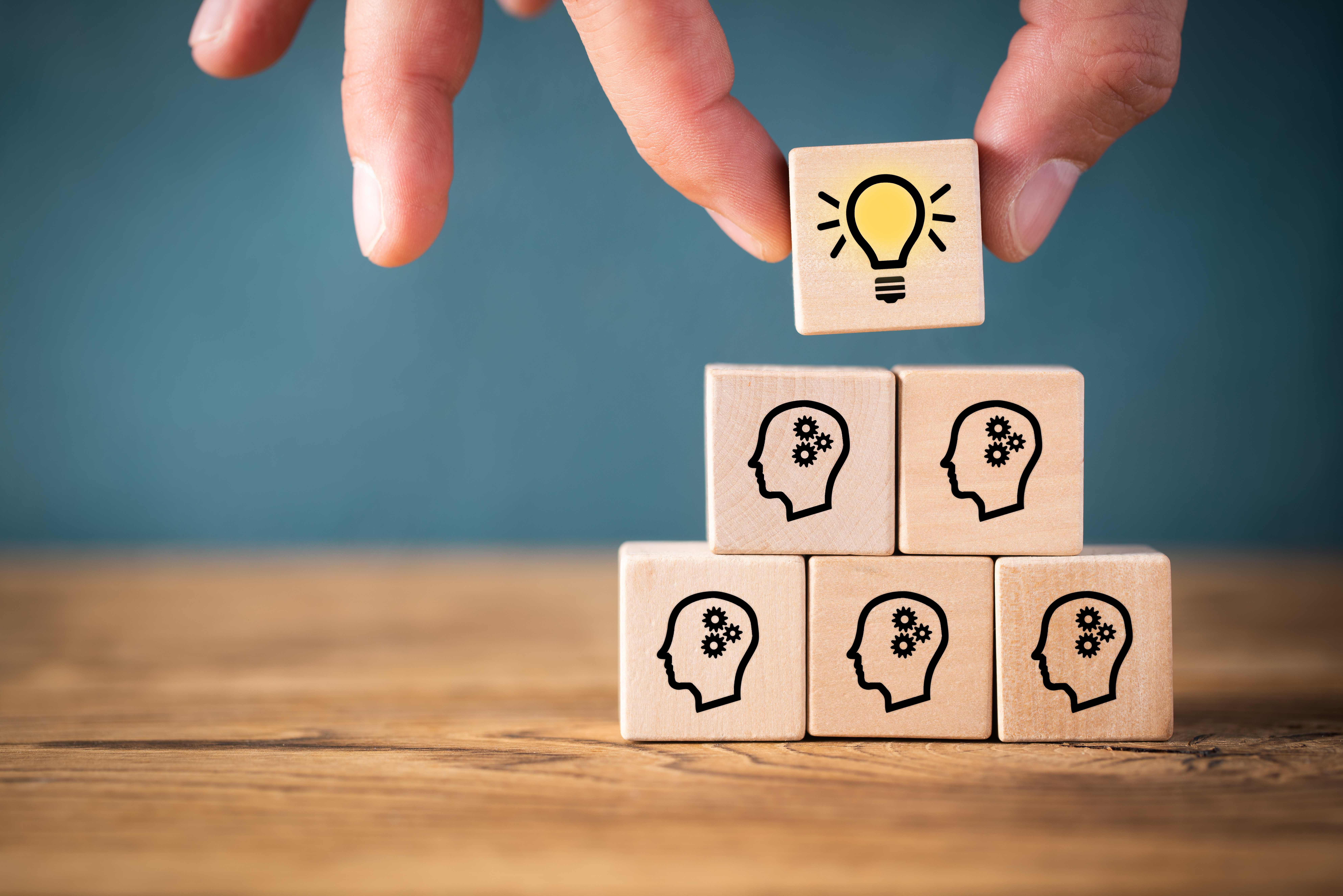 Concept de formation et développement des compétences avec des cubes représentant l'apprentissage et l'innovation